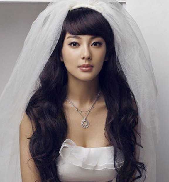 时尚简约的新娘齐刘海发型图片