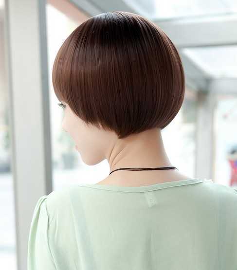 齐刘海短发发型带领夏日风，演绎时尚短发造型