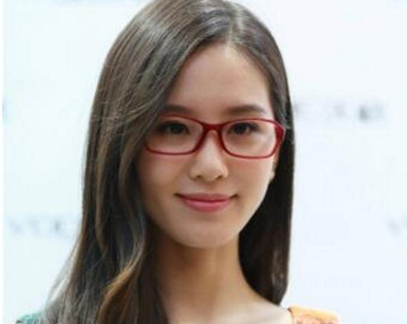 戴眼镜剪什么刘海好看女生戴眼镜刘海发型效果图