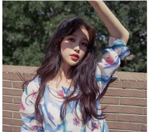韩版女生慵懒蓬松卷发发型图片