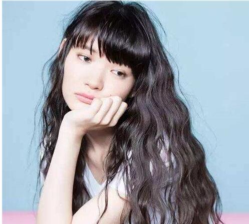 韩版女生慵懒蓬松卷发发型图片