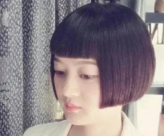 超短刘海式的女生短发发型设计