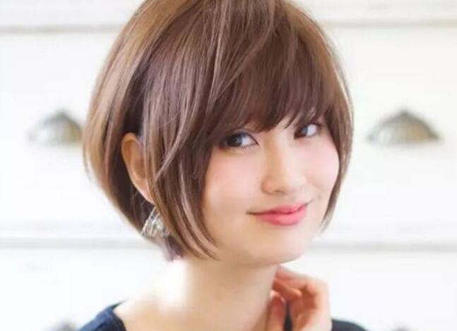 尖下巴的日系女生短发发型图片