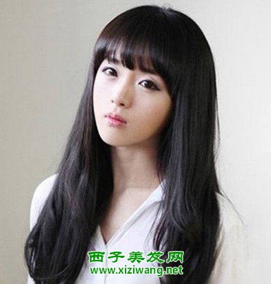 齐刘海长发卷发发型展示青春女生张扬与纯美