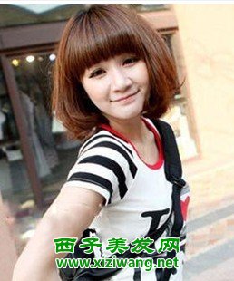 可爱女生的齐刘海短发发型图片