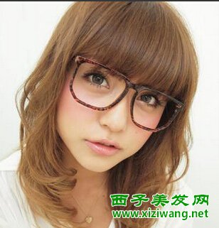 戴眼镜脸大女生适合的刘海不但小脸还很洋气