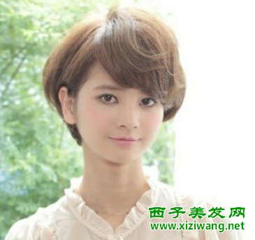 额头高女生刘海短发烫出时尚造型