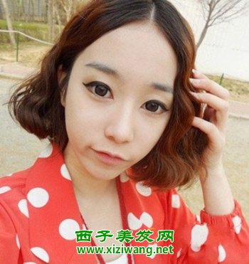 韩国女生短发中分蛋卷头发型