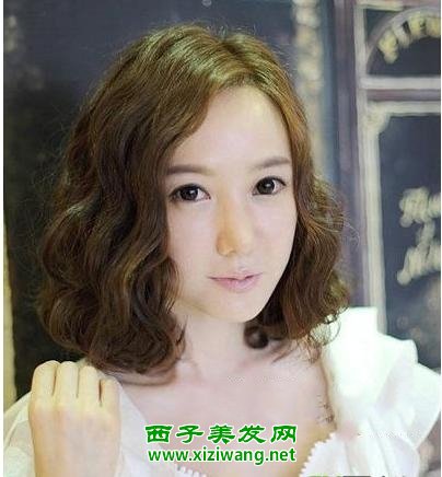 韩国女生短发中分蛋卷头发型