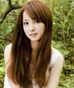 年轻女生斜刘海长卷发型图片彰显熟女魅力