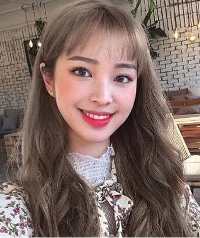 2022最流行的齐刘海发型女图片大全甜美又减龄