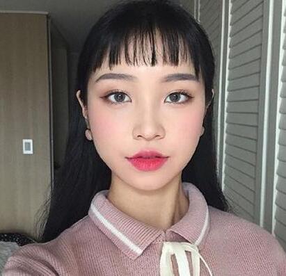 2022最流行的齐刘海发型女图片大全甜美又减龄