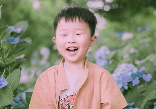 四五岁小男孩秋季刘海短发的修剪方式呆萌清新男童齐刘海短发新造型