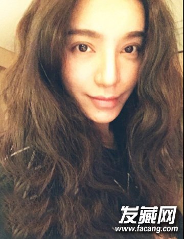 江映蓉近期自拍美照曝光长卷发撞脸Angelababy