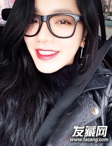 江映蓉近期自拍美照曝光长卷发撞脸Angelababy